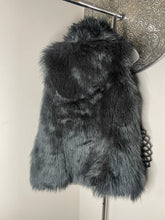 Load image into Gallery viewer, Grey faux fur vest (Medium)