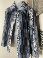 Load image into Gallery viewer, Blue &amp; Print soft faux fur (M/L)