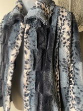 Load image into Gallery viewer, Blue &amp; Print soft faux fur (M/L)
