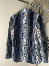 Load image into Gallery viewer, Blue &amp; Print soft faux fur (M/L)